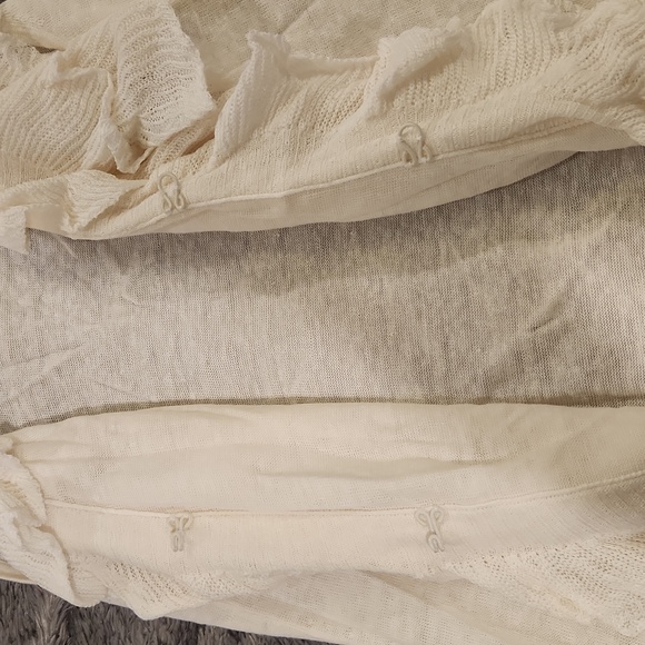 Alice + Olivia Cream Ruffled Women's Sweater Size S! - Picture 9 of 9